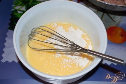 Маринованный лук промыть. Добавить в салат. Отставить.Приготовьте омлет. Для этого взбейте 2 яйца с молоком и мукой до однородной массы. Поперчите и посолите.