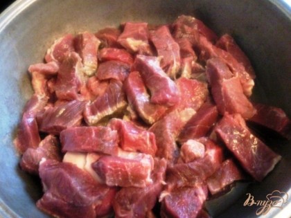 Мясо режем кусочками и обжариваем на масле,затем уменьшаем огонь и тушим полчаса.
