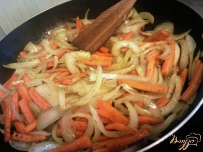В другой сковороде обжариваем нарезанные брусочками лук,морковь до изменения цвета.