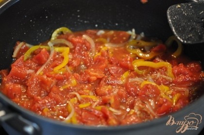 На сковороду добавим сладкий перец, красный перец хлопьями, посолить и поперчить. Добавить томаты, вино, каперсы и оливки.Довести до кипения.