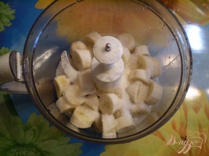 Измельчите бананы с сахаром в пюре.