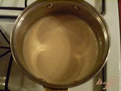 Уварите молоко с яйцами помешивая до загустения, до не доводите до кипения. Влейте кофе. Перемешайте, подержите еще пару минут на огне и снимайте.