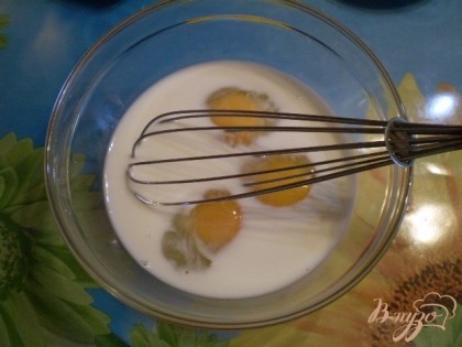 Смешайте венчиком яйца с молоком и солью.