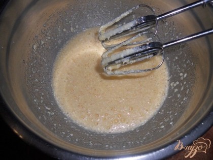 Сначала нужно взбить сахар и ванильный сахар с размягченным маслом, продолжая взбивать, ввести по одному яйца.