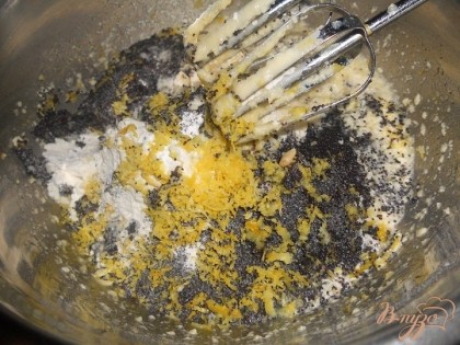  В миску со взбитым маслом и яйцами просеять муку, добавить разрыхлитель, мак, натереть лимонную цедру и выжать из лимона сок, перемешать до однородности.