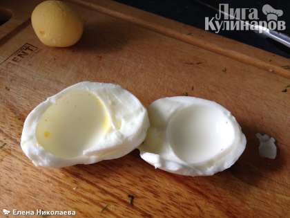 Сваренное вкрутую яйцо очистите, отделите белок от желтка