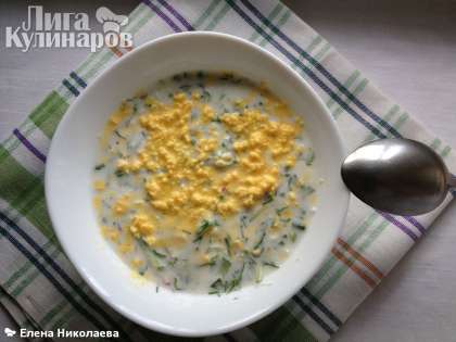 При  подаче посыпаем холодный суп  с мацони тертым яичным желтком. Приятного аппетита!