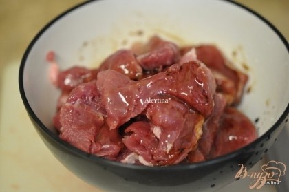 В порезанную свинину добавить 1 стол.л соевый соус, 1 стол.мед, половину чеснока и красный перец хлопьями.