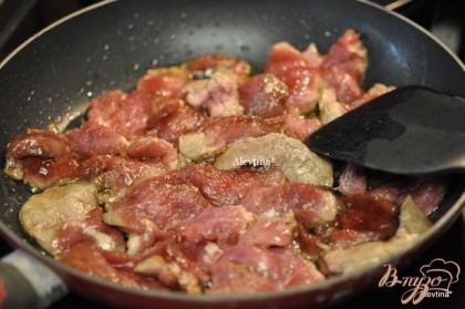 На сковороде вок или обычной разогреть масло. Обжарить свинину, по рецепту идет готовка его 1 мин. Я делаю дольше, для безопасности. Переложить на тарелку.