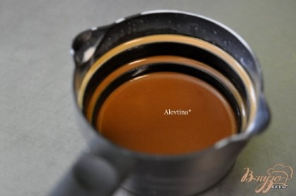 Быстрорастворимый кофе растворить в 1 стол.л горячей воды. Добавить в ганаше и вновь взбить.