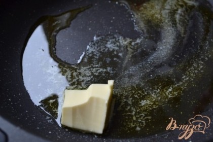 На сковороду налить оливковое масло и добавить сливочное. Разогреть.