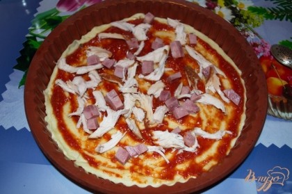 На пиццу слоями или произвольно выложите начинку: куриное мясо, ананасы, ветчину, оливки, болгарский перец.