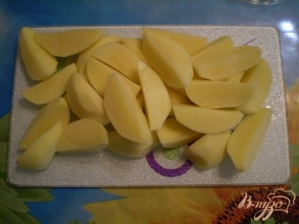 Картофель крупно порезать.