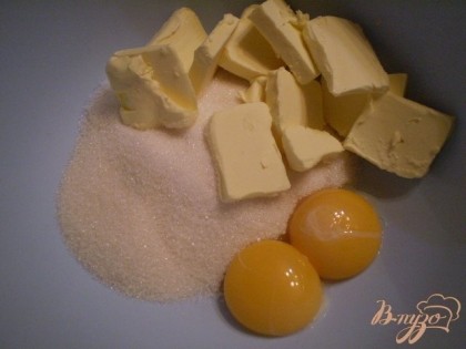 Смешиваем миксером сахар, ванильный сахар, яичные желтки и охлажденный маргарин.