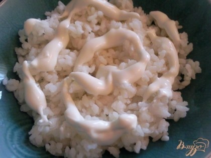 Рис сварим и остудим.Грибы обжарим вместе с луком до мягкости. Собираем салат. Первый слой рис,смажем его майонезом.