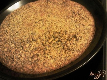 Форму смазать маслом,выложить тесто и запекать при 180 гр. 35 минут