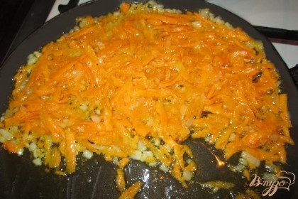 Нарезать лук и натереть на крупной терке морковь. Пережарить их на растительном масле, до золотистого цвета.