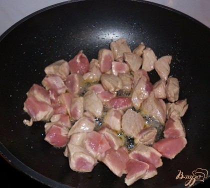 Мясо нарезать на кусочки, поперчить, слегка обжарить на оливковом масле.