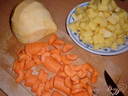 Репу, картофель и морковь очистить, нарезать.