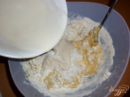 Растопленный маргарин, комнатной температуры, смешать с сахаром, добавить яйцо и разрыхлитель (разрыхлитель добавить обязательно!) Ввести дрожжевую смесь и муку,