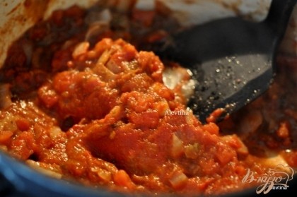 Выложим томатную пасту, готовим помешивая 2 мин.