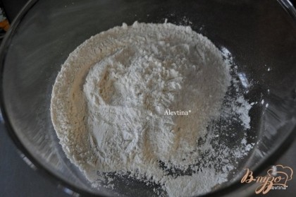 Разогреть духовку до 160 гр. Смазать форму для хлеба сливочным маслом.Смешать муку ,разрыхлитель и соль.