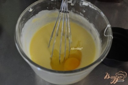 В другой емкости взбить масло и сливочный сыр с сахаром . Затем добавить по одному яйцу,после каждого тщательно перемешивать.