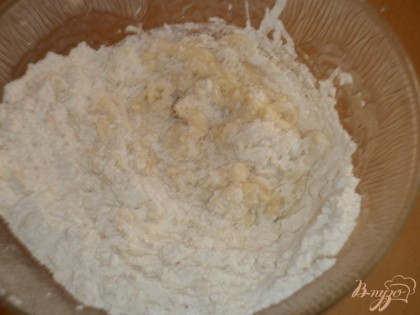 Добавить просеянную с содой и солью полбовую муку (можно использовать обычную пшеничную муку. Вымесить тесто.