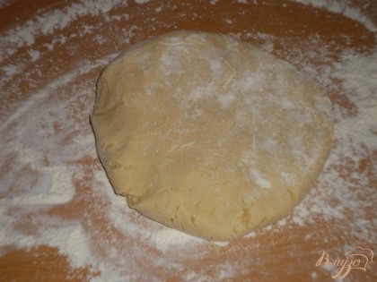 Раскатать тесто на присыпанной мукой поверхности, вырезать печенье формочкой.