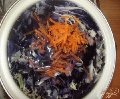 Морковь чистим и натираем на крупной терке. Через 5 минут добавляем сушеные укроп, петрушку, базилик и орегано. Пробуем. Важно чтобы на перец и соль суп был хорошим.
