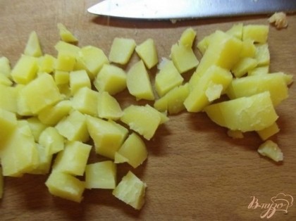 Картофель, яйца и свеклу отвариваем до готовности. Картошку остужаем, чистим и нарезаем крупными кубиками.
