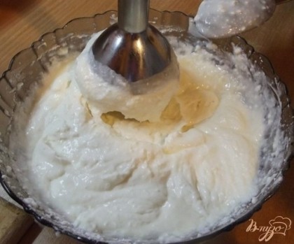 После, влив 1 ст. л. молока, взбейте тесто блендером до однородности. Поставьте массу (крем) в холодильник, чтобы она немного затвердела и еще раз взбейте в плотную творожную крем-массу.