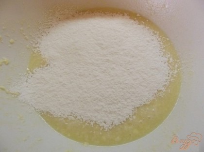 При помощи миксера подмешайте к маслу сахар и взбейте полученное тесто до однородного состояния. По очереди по порциям подсыпайте муку (просеянную с разрыхлителем) и вливайте молоко.