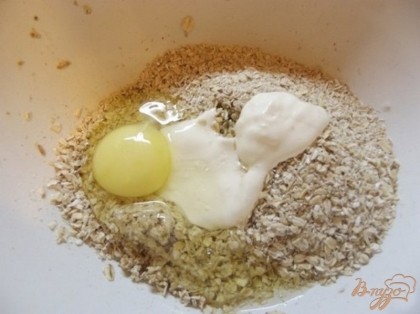 Дальше вводим яйцо и начинаем замешивать ложкой тесто. Ложку хорошо смочить в холодной воде, чтобы тесто к ней не прилипало В процессе вмешивания постепенно подсыпаем сахар. Не сыпьте весь сахар сразу, иначе он может плохо перемешаться с тестом. Очень важна консистенция полученного теста. Оно должно быть чуть жидким. Так, чтобы его можно было накладывать ложкой. Но не слишком густым, чтобы чуть тянулось (совсем немного). Теперь оставьте тесто на минут 15 в теплом месте, чтобы хлопья немного набухли.