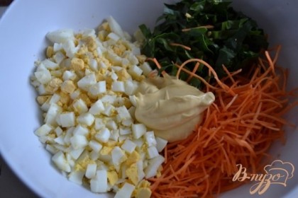 Морковь натереть соломкой, листья шпината нарезать тонко, яйца покрошить.Заправить майонезом и посолить по вкусу.
