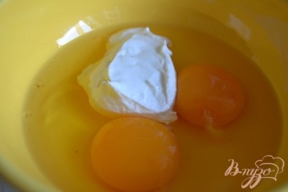 Яйца взбить со сметаной, посолить по вкусу.