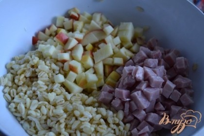 Выложить в салатник, добавить яблоко и ветчину нарезанные кубиками.