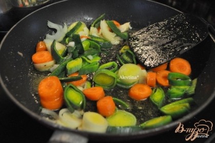 Добавить 2 стол.л сливочного масла ,порезанный лук -порей,луковица, морковь, посолить и поперчить.