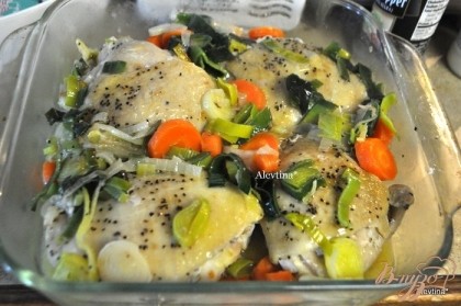 Разогреть духовку до 180 гр. Переложить курицу  кожицей вверх с овощами в жаропрочное блюдо и тушить в духовке до готовности.