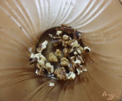 Режим орехи на небольшие кусочки (примерно одну дольку на две части). Когда вода в рисе начнет кипеть закидываем туда орехи и солим, перчим по вкусу.