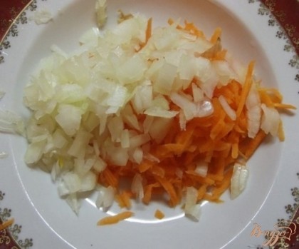 Лук перед тем, как резать нужно на 5 минут положить в разогретую духовку чтобы он был сочным и мягким. После нарезаем лук небольшими кусочками и тоже поливаем немного соевым соусом. Ставим лук с морковью в холодильник "мариноваться".