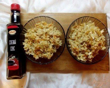 Готово! Подавать нужно с соусом чтобы каждый мог заправить рис по вкусу и тертым сыром.  Приятного вам аппетита!
