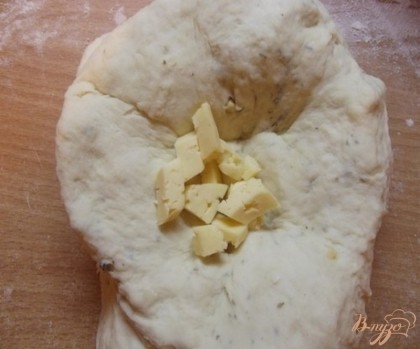 Сыр порежьте крупными кубиками и повторите то же самое. В результате весь сыр и орехи должны оказаться равномерно распределенными по массе теста.