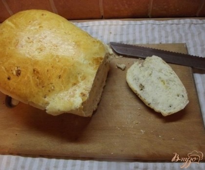 Готово! Когда хлеб готов, оставляем его в духовке на пол часа остывать, а после кладем в темное прохладное место. Хранится такой хлеб до трех суток. Кушайте на здоровье!)