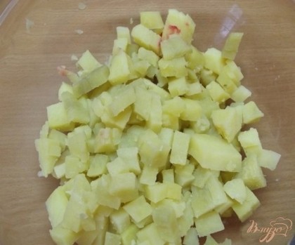 Ставим варится картофель, свеклу, морковь и яйца. Картофель нарезаем крупными кубиками и высыпаем в миску.