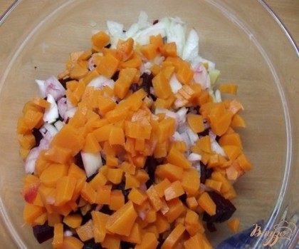 Морковь нужно порезать крупно, так же как и картофель,