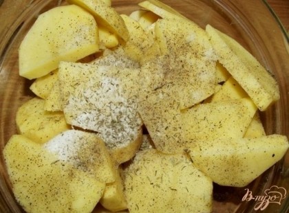 Картофель нарезаем кружочками шириной от 0,5 до 1 см. (не больше не меньше). Если картофель будет нарезан тоще он может не пропечься и наоборот - тонкий начнет пригорать. Далее сгружаем картошку в миску где перчим ее, солим и добавляем тимьян.