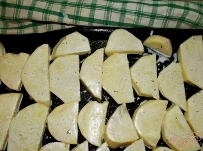Выкладываем картошку на лист, смазанный растительным маслом. Далее нарезаем крупными, желательно толстыми, кольцами лук и выкладываем поверх картофеля. Чем толще будет слой лука - тем более сочным получится блюда. Не жалейте лук - оно того стоит!