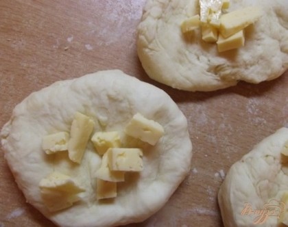 В середину лепешки выкладываем сыр и немного солим. Сыр лучше брать твердых сортов, чтобы он не вытекал.