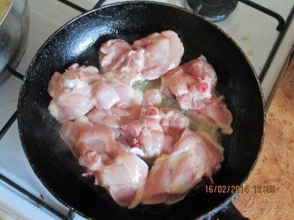 Сковородке порезанное мясо поджарить на подсолнечном масле.
